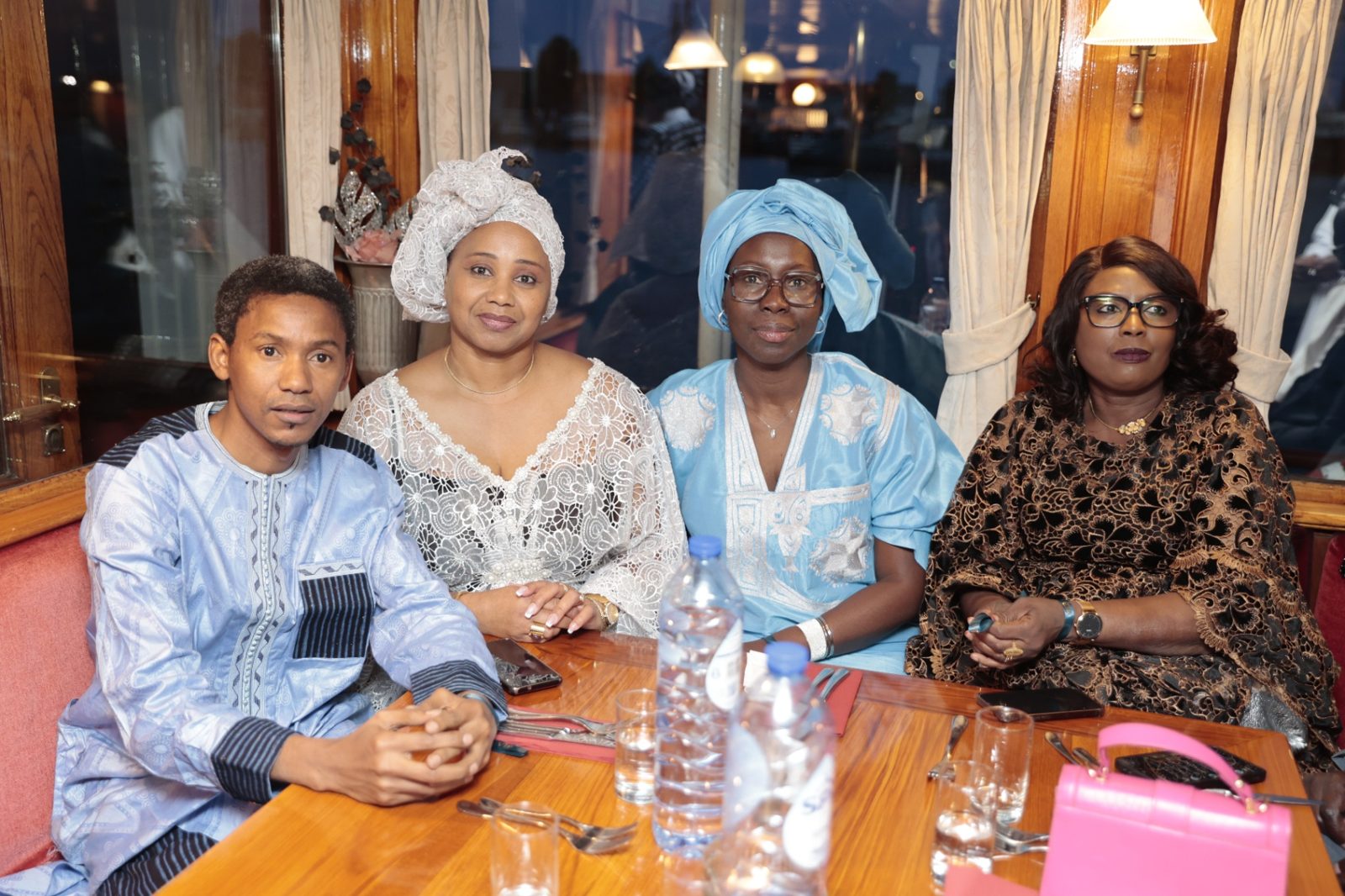 Convives réunis autour de la table du dîner de commémoration sur le bateau-croisière